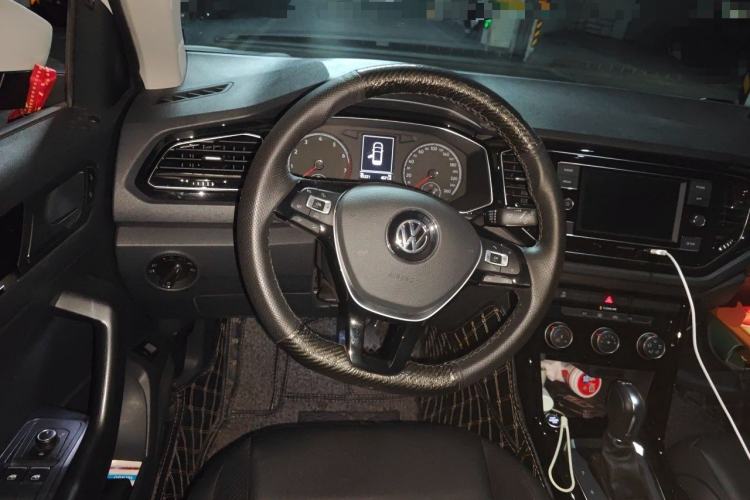 Used Volkswagen T-ROC 2018 280TSI DSG Two-Wheel-Drive Comfort Version China V Standard Steering Wheel
