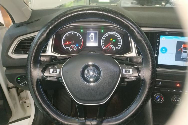 Used Volkswagen T-ROC 2018 230TSI DSG Two-Wheel Drive Advanced Version China VI Standard Steering Wheel