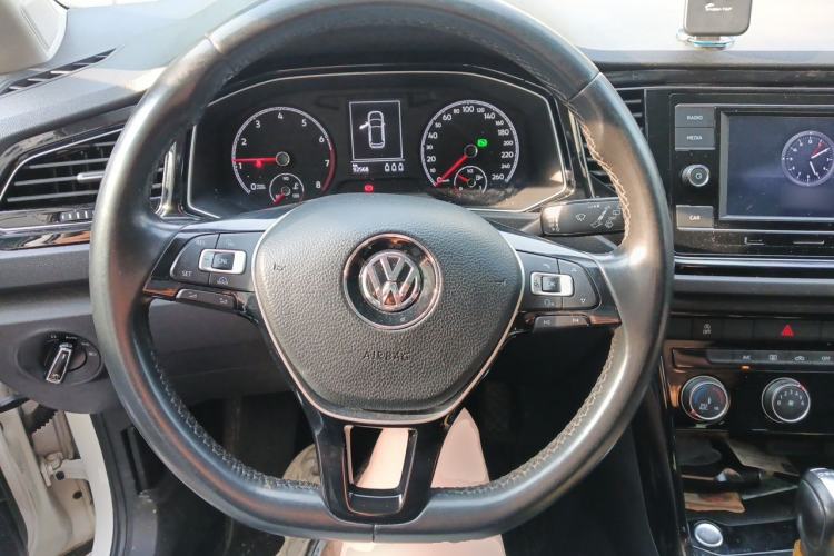 Used Volkswagen T-ROC 2018 280TSI DSG Two-Wheel Drive Luxury Version China VI Standard Steering Wheel