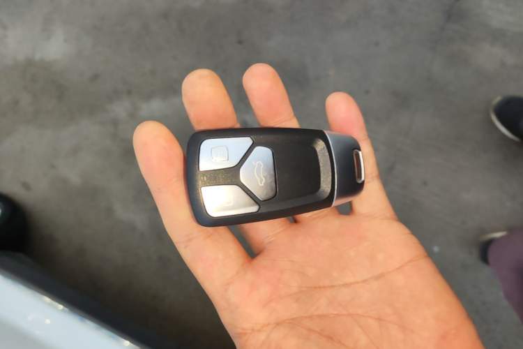 Used Volkswagen T-ROC 2018 230TSI DSG Two-Wheel Drive Advanced Version China VI Standard Vehicle Key
