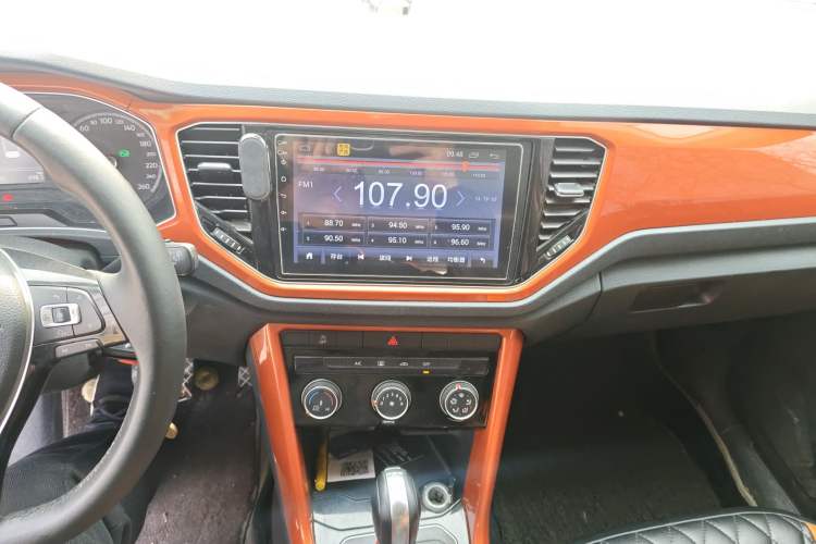 Used Volkswagen T-ROC 2018 230TSI DSG Two-Wheel Drive Advanced Version China V Standard Audio And AC Panel