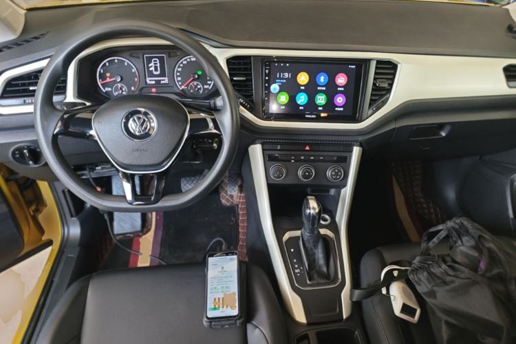 Used Volkswagen T-ROC 2018 230TSI DSG Two-Wheel Drive Fashion Edition China V Standard Center Console