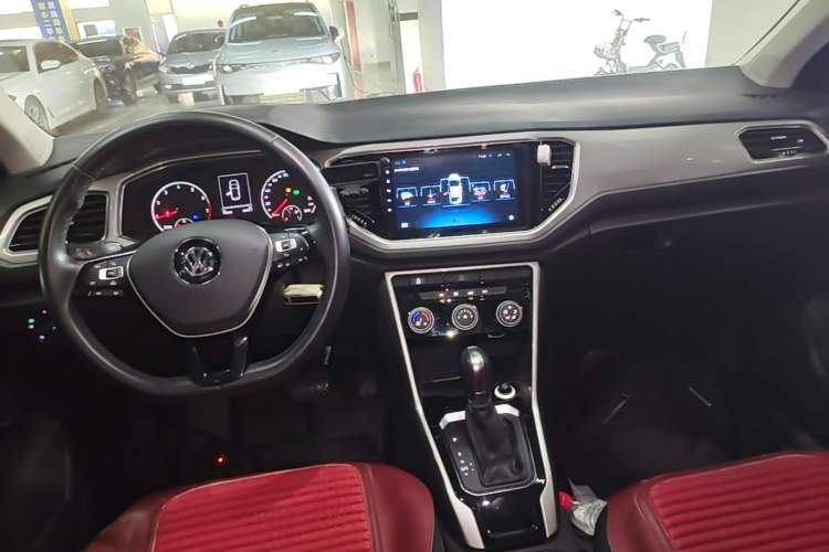 Used Volkswagen T-ROC 2018 230TSI DSG Two-Wheel Drive Advanced Version China V Standard Center Console