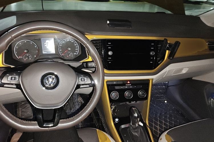Used Volkswagen T-ROC 2018 280TSI DSG Four-Wheel Drive Comfort Version China V Standard Center Console