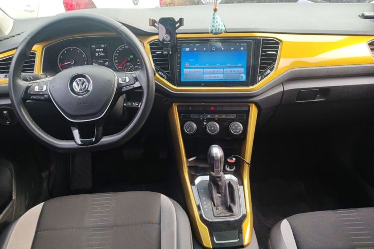 Used Volkswagen T-ROC 2018 280TSI DSG Two-Wheel Drive Advanced Version China V Emission Standard Center Console