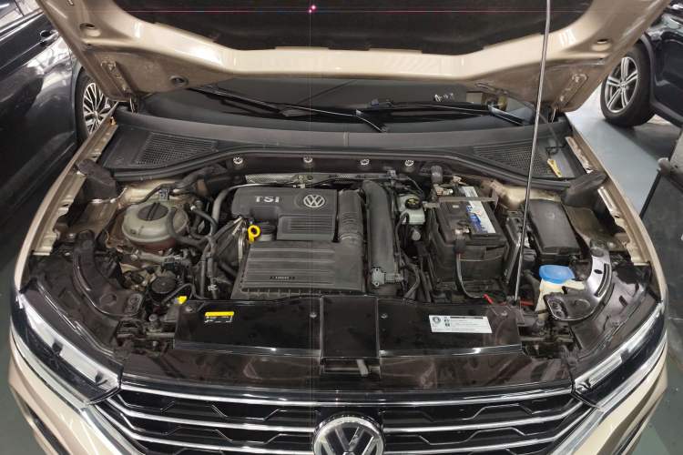 Used Volkswagen T-ROC 2018 280TSI DSG Two-Wheel Drive Luxury Version China VI Standard Engine Bay