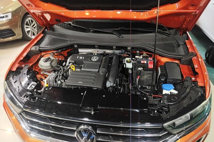 Used Volkswagen T-ROC 2018 230TSI DSG Two-Wheel Drive Advanced Version China V Standard Engine Bay