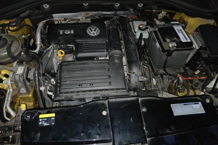 Used Volkswagen T-ROC 2018 280TSI DSG Four-Wheel Drive Luxury Version China V Emission Standard Engine Bay