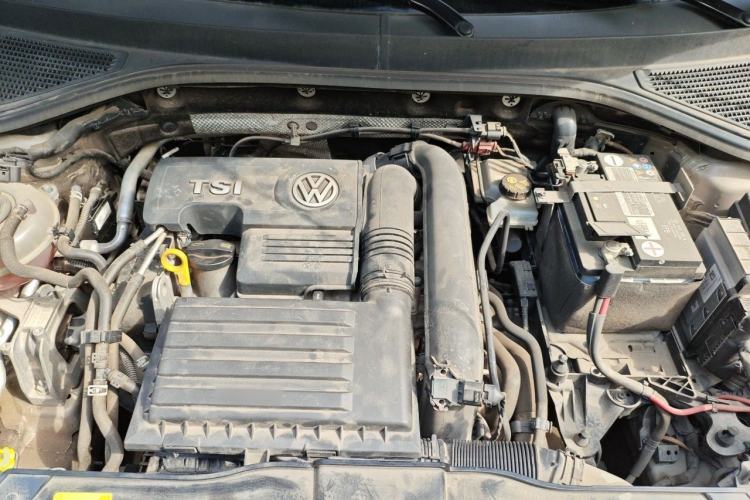 Used Volkswagen T-ROC 2018 280TSI DSG Two-Wheel-Drive Luxury Version China V Emission Standard Engine Bay