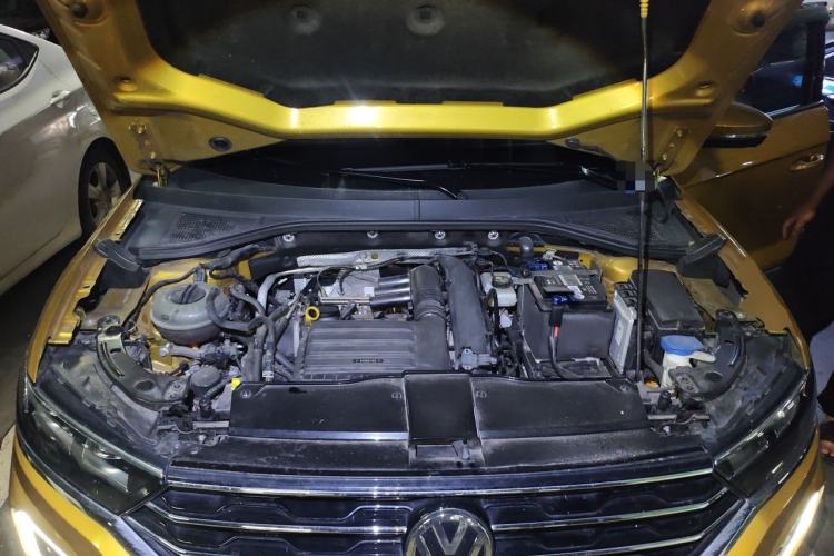 Used Volkswagen T-ROC 2018 280TSI DSG Two-Wheel Drive Comfort Version China VI Standard Engine Bay