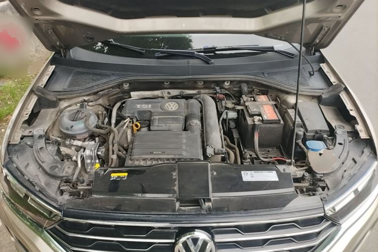Used Volkswagen T-ROC 2018 230TSI DSG Two-Wheel Drive Advanced Version China V Standard Engine Bay