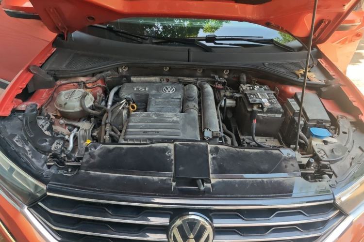 Used Volkswagen T-ROC 2018 280TSI DSG Two-Wheel-Drive Luxury Version China V Emission Standard Engine Bay