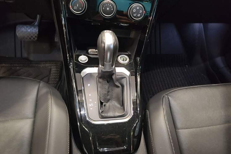 Used Volkswagen T-ROC 2018 280TSI DSG Two-Wheel-Drive Comfort Version China V Standard Gear Lever