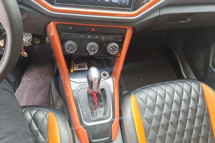 Used Volkswagen T-ROC 2018 230TSI DSG Two-Wheel Drive Advanced Version China V Standard Gear Lever