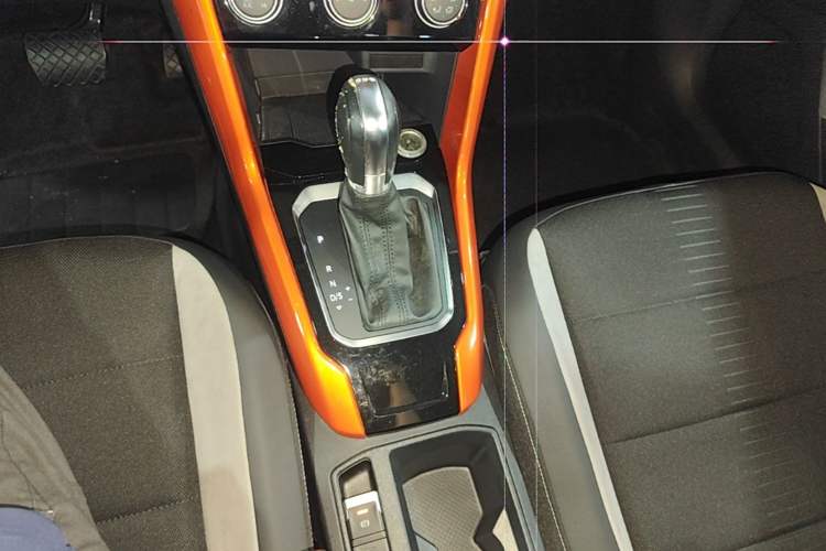 Used Volkswagen T-ROC 2018 230TSI DSG Two-Wheel Drive Advanced Version China V Standard Gear Lever