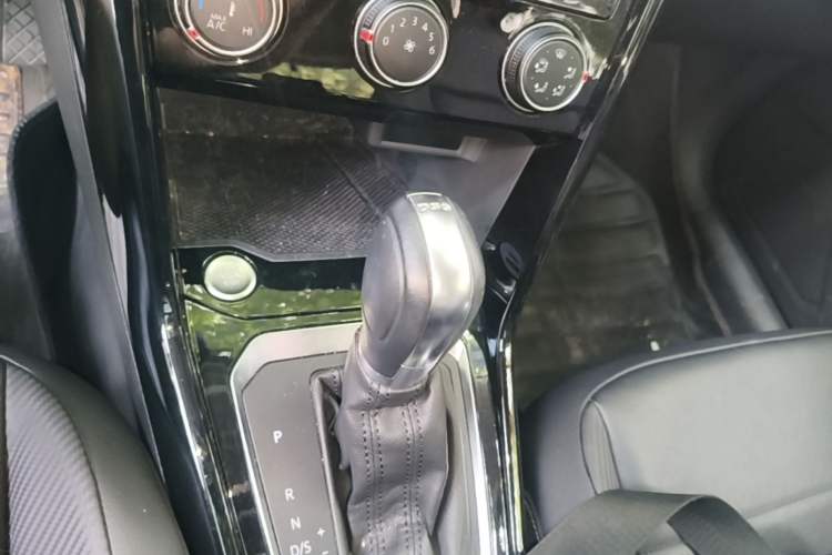 Used Volkswagen T-ROC 2018 280TSI DSG Two-Wheel-Drive Comfort Version China V Standard Gear Lever