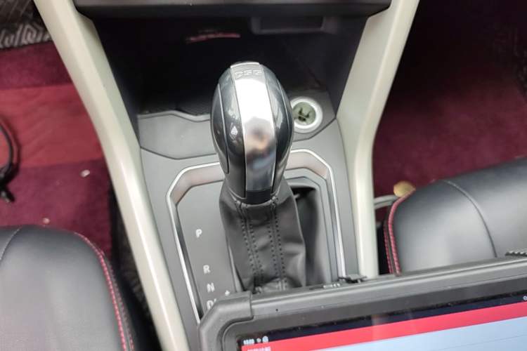 Used Volkswagen T-ROC 2018 230TSI DSG Two-Wheel Drive Fashion Edition China V Standard Gear Lever