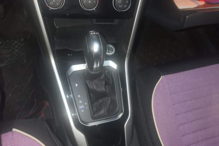 Used Volkswagen T-ROC 2018 280TSI DSG Two-Wheel Drive Advanced Version China V Emission Standard Gear Lever