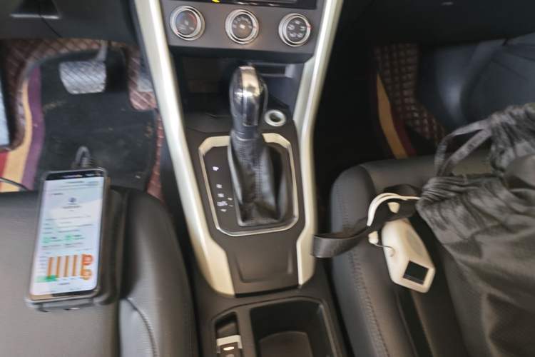 Used Volkswagen T-ROC 2018 230TSI DSG Two-Wheel Drive Fashion Edition China V Standard Gear Lever