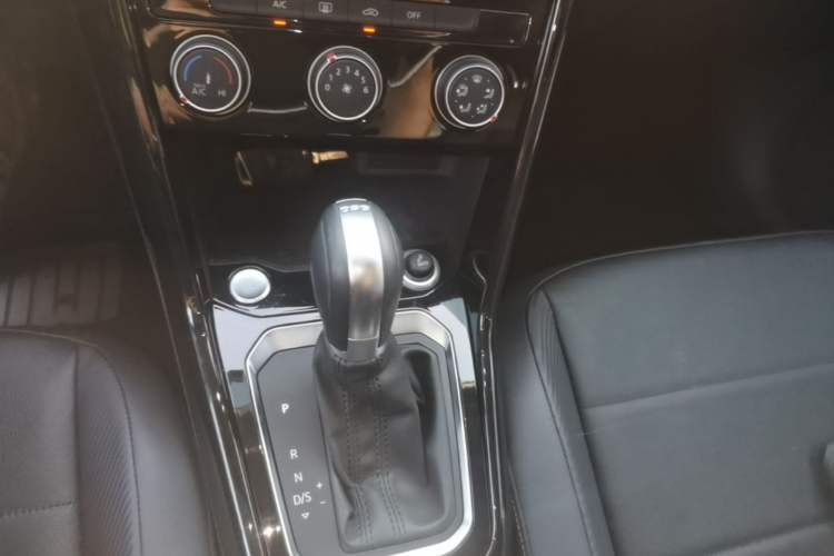 Used Volkswagen T-ROC 2018 280TSI DSG Two-Wheel-Drive Comfort Version China V Standard Gear Lever