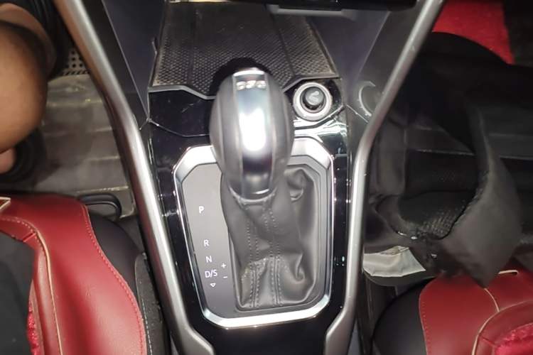 Used Volkswagen T-ROC 2018 230TSI DSG Two-Wheel Drive Advanced Version China V Standard Gear Lever