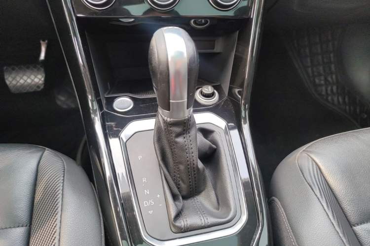 Used Volkswagen T-ROC 2018 280TSI DSG Two-Wheel-Drive Comfort Version China V Standard Gear Lever