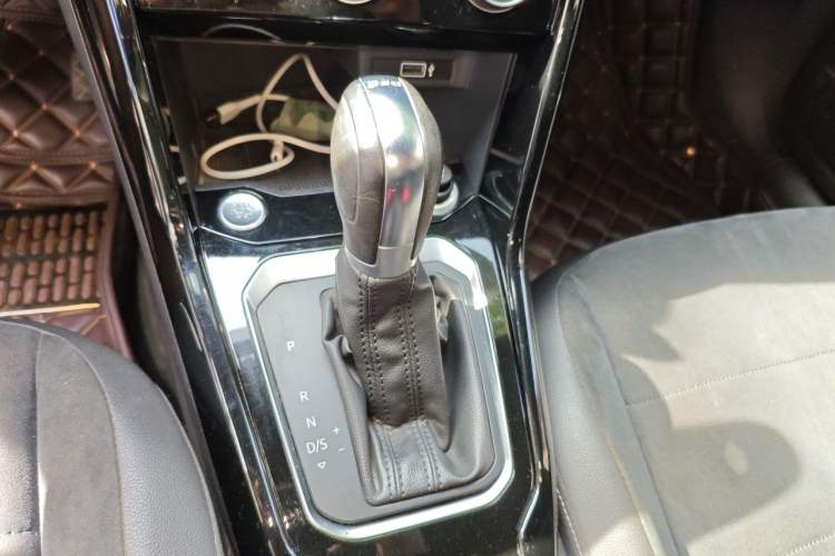 Used Volkswagen T-ROC 2018 280TSI DSG Two-Wheel-Drive Luxury Version China V Emission Standard Gear Lever