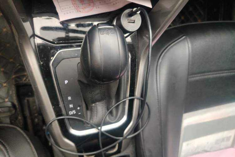 Used Volkswagen T-ROC 2018 230TSI DSG Two-Wheel Drive Advanced Version China V Standard Gear Lever
