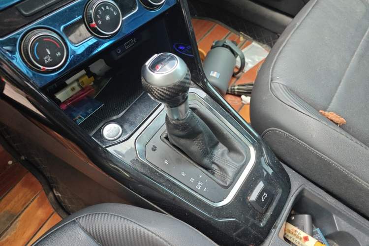 Used Volkswagen T-ROC 2018 280TSI DSG Two-Wheel-Drive Comfort Version China V Standard Gear Lever