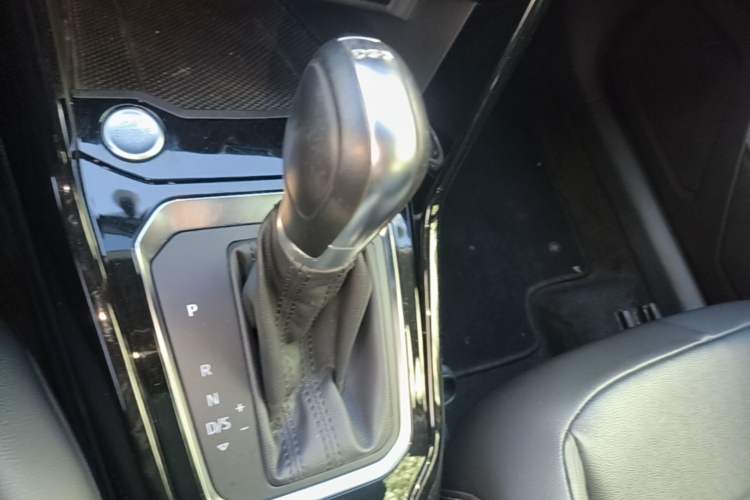 Used Volkswagen T-ROC 2018 280TSI DSG Two-Wheel-Drive Comfort Version China V Standard Gear Lever