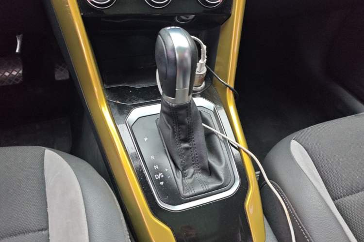 Used Volkswagen T-ROC 2018 280TSI DSG Two-Wheel Drive Advanced Version China V Emission Standard Gear Lever