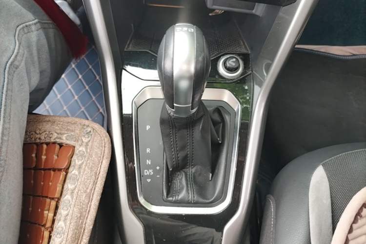 Used Volkswagen T-ROC 2018 230TSI DSG Two-Wheel Drive Advanced Version China V Standard Gear Lever