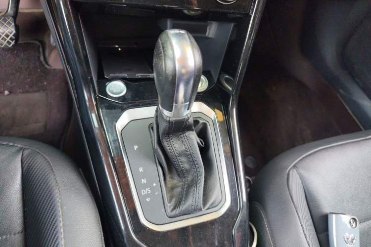 Used Volkswagen T-ROC 2018 280TSI DSG Two-Wheel-Drive Comfort Version China V Standard Gear Lever