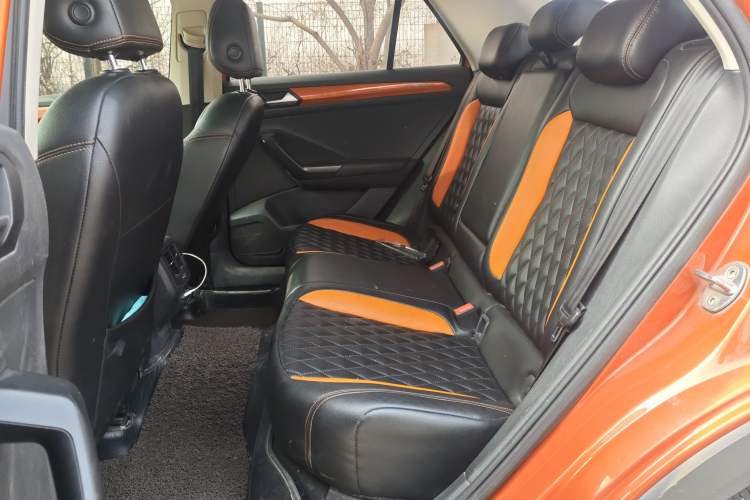 Used Volkswagen T-ROC 2018 230TSI DSG Two-Wheel Drive Advanced Version China V Standard Left Rear Seat