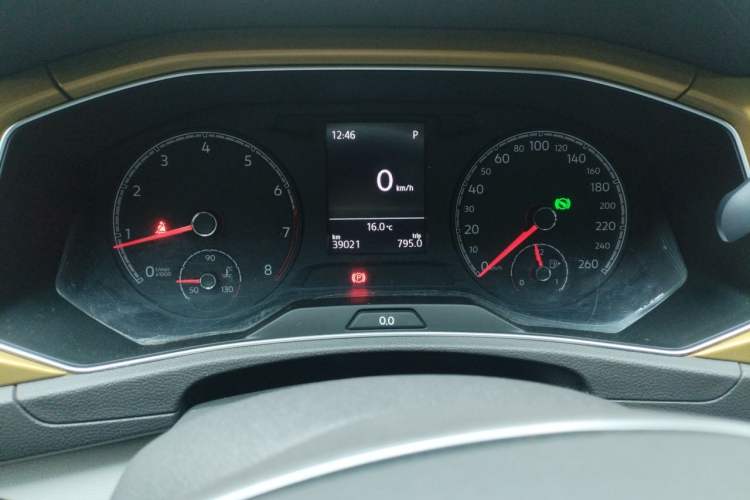Used Volkswagen T-ROC 2018 280TSI DSG Two-Wheel-Drive Comfort Version China V Standard Odometer Close Up