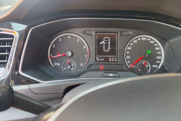 Used Volkswagen T-ROC 2018 280TSI DSG Two-Wheel-Drive Comfort Version China V Standard Odometer Close Up