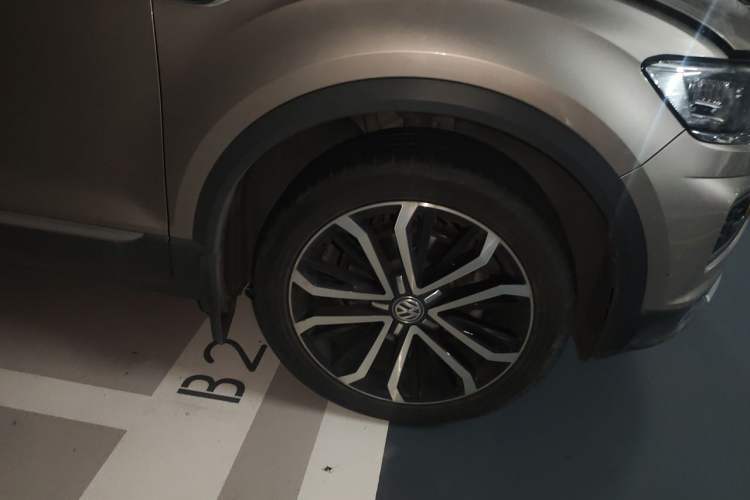 Used Volkswagen T-ROC 2018 280TSI DSG Two-Wheel-Drive Comfort Version China V Standard Right Front Wheel Hub