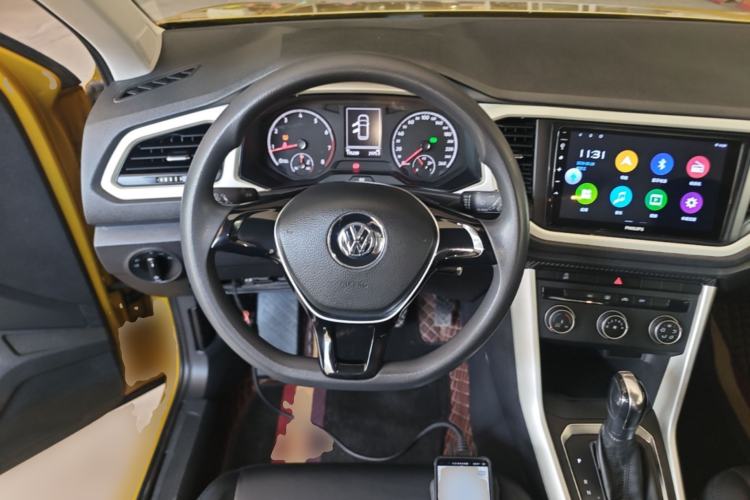 Used Volkswagen T-ROC 2018 230TSI DSG Two-Wheel Drive Fashion Edition China V Standard Steering Wheel