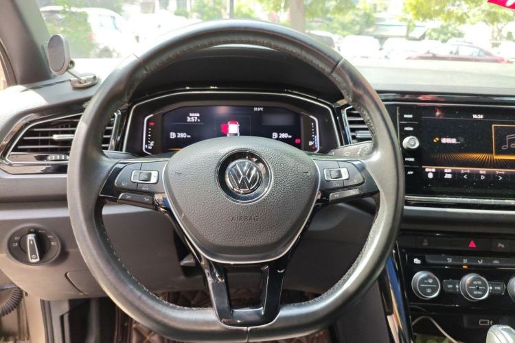 Used Volkswagen T-ROC 2018 280TSI DSG Two-Wheel-Drive Luxury Version China V Emission Standard Steering Wheel