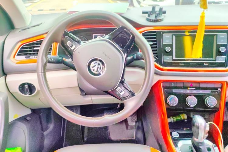 Used Volkswagen T-ROC 2018 280TSI DSG Two-Wheel-Drive Comfort Version China V Standard Steering Wheel