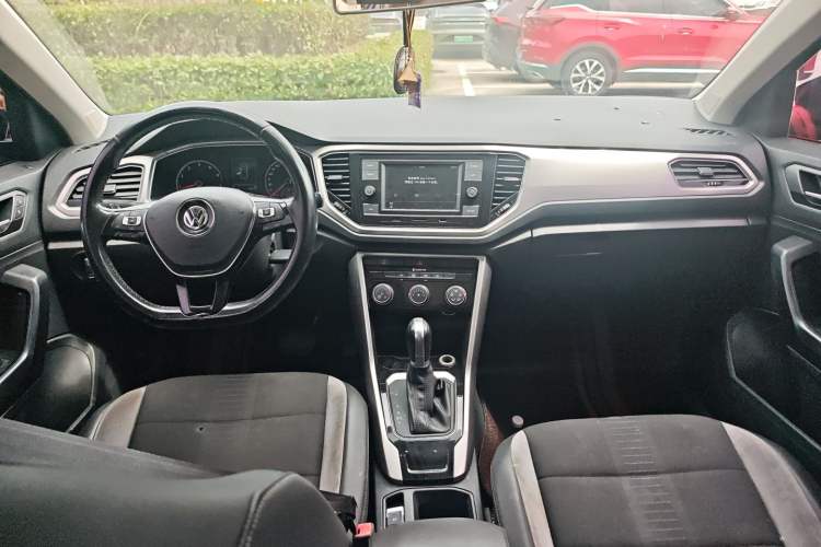 Used Volkswagen T-ROC 2019 230TSI DSG Two-Wheel-Drive Advanced Version China VI Standard Center Console