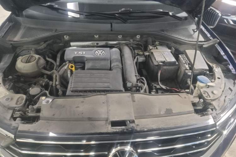 Used Volkswagen T-ROC 2019 230TSI DSG Two-Wheel-Drive Advanced Version China VI Standard Engine Bay
