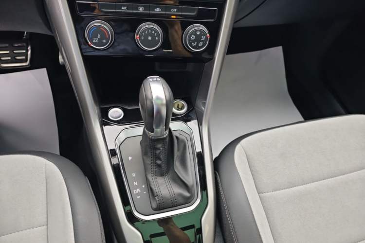 Used Volkswagen T-ROC 2019 280TSI DSG Two-Wheel Drive R-Line Pro Gear Lever