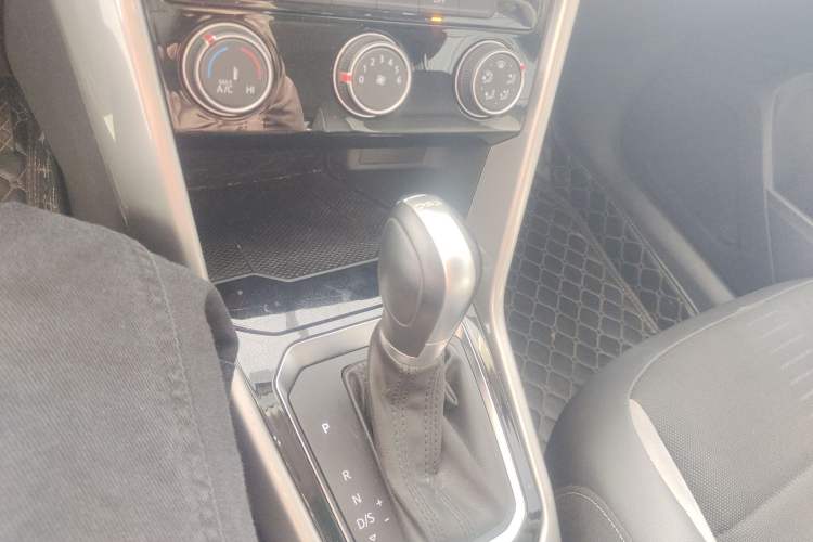Used Volkswagen T-ROC 2019 230TSI DSG Two-Wheel-Drive Advanced Version China VI Standard Gear Lever
