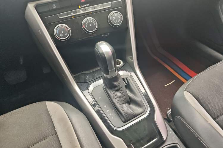 Used Volkswagen T-ROC 2019 230TSI DSG Two-Wheel-Drive Advanced Version China VI Standard Gear Lever
