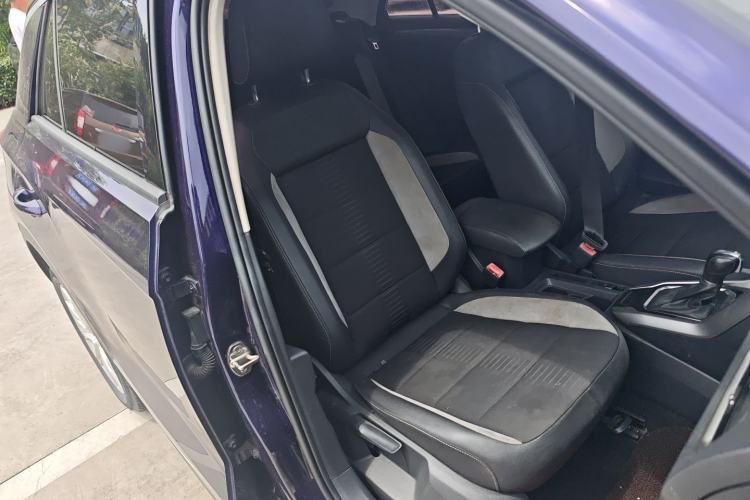 Used Volkswagen T-ROC 2019 230TSI DSG Two-Wheel-Drive Advanced Version China VI Standard Right Front Seat
