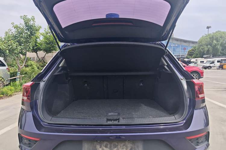 Used Volkswagen T-ROC 2019 230TSI DSG Two-Wheel-Drive Advanced Version China VI Standard Trunk