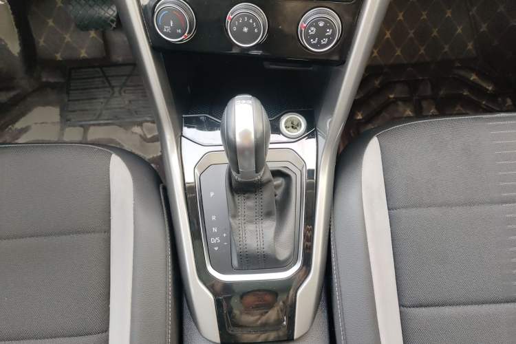Used Volkswagen T-ROC 2019 230TSI DSG Two-Wheel-Drive Advanced Version China VI Standard Gear Lever