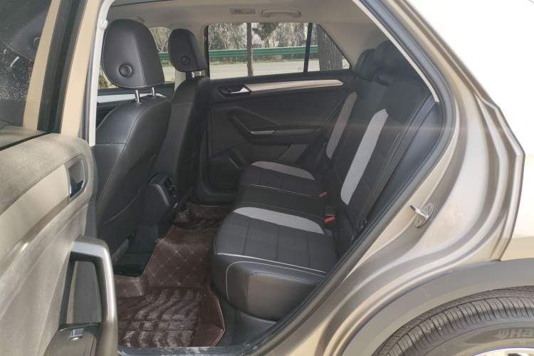 Used Volkswagen T-ROC 2019 230TSI DSG Two-Wheel-Drive Advanced Version China VI Standard Interior 4