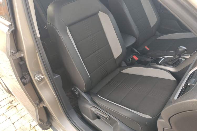 Used Volkswagen T-ROC 2019 230TSI DSG Two-Wheel-Drive Advanced Version China VI Standard Right Front Seat